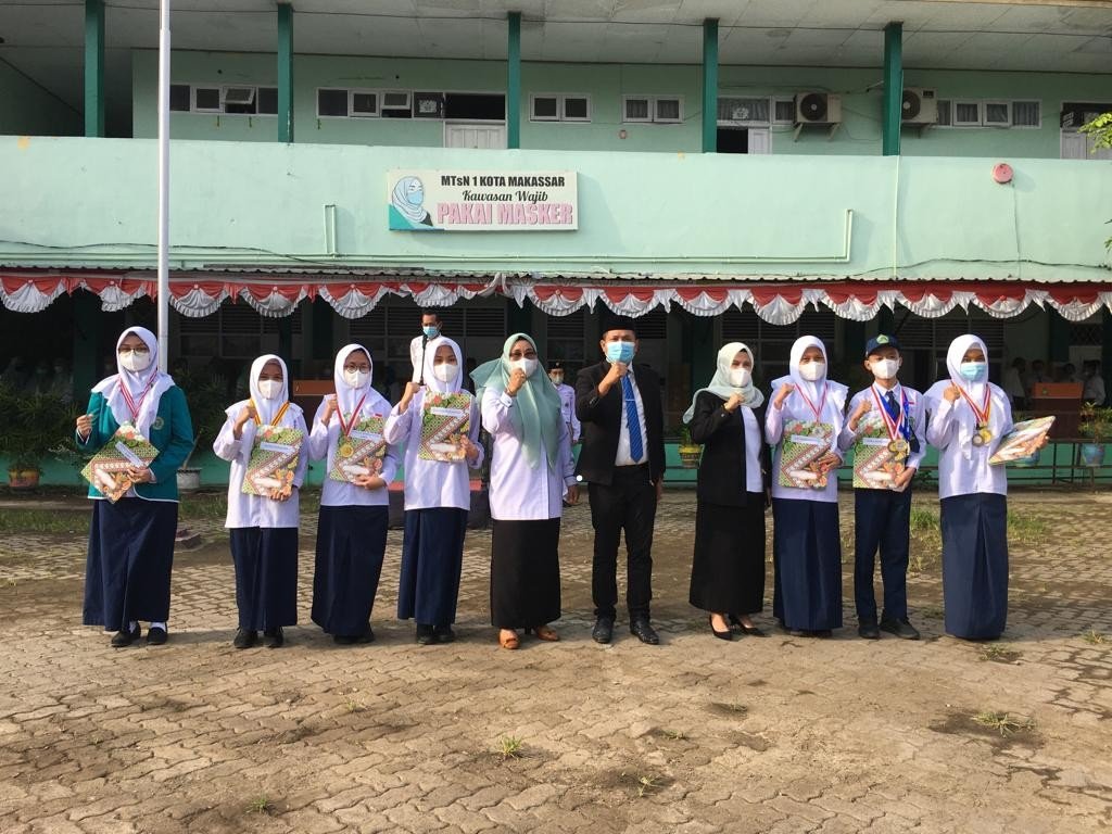 Kepala Madrasah MTsN 1 Kota Makassar Memberi Penghargaan Siswa yang telah Juara dan Berprestasi dalam Berbagai Ajang Lomba dan Olimpiade