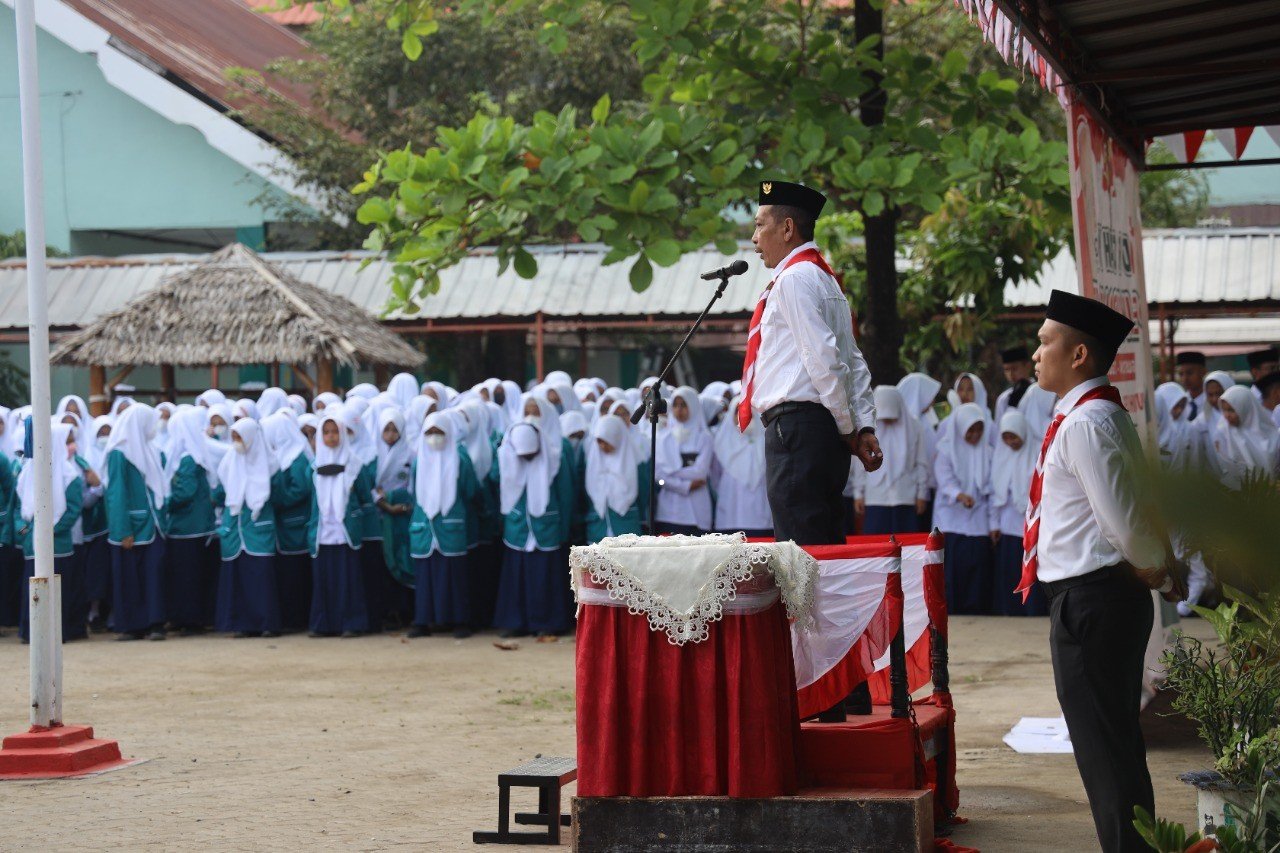 MTsN 1 Kota Makassar Melaksanakan Upacara Hari Ulang Tahun Kemerdekaan Republik Indonesia yang ke - 77