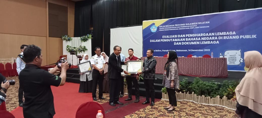 MTsN 1 Kota Makassar Mendapat Penghargaan 10 Besar Terbaik Tingkat Provinsi Terkait Pengutamaan Bahasa Negara di Ruang Publik dan Dokumen Lembaga