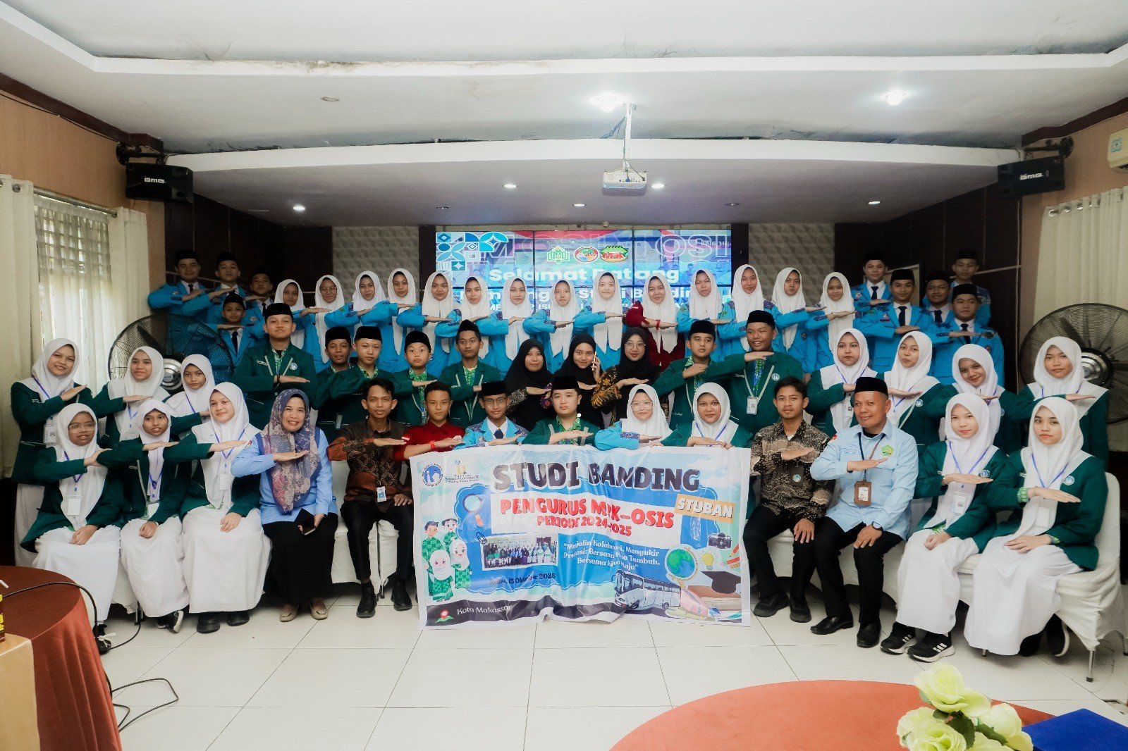 Pengurus OSIS dan MPK SMP Islam Al Azhar 24 Makassar Lakukan Studi Banding di MTsN 1 Kota Makassar