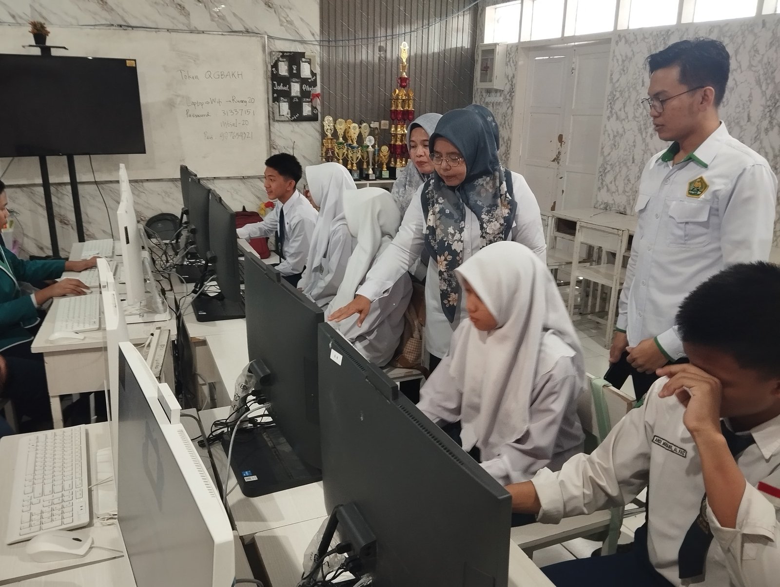 Kepala MTsN 1 Makassar Turun Langsung Pantau Gladi Bersih TKA, Pastikan Siswa Siap Hadapi Ujian April Mendatang