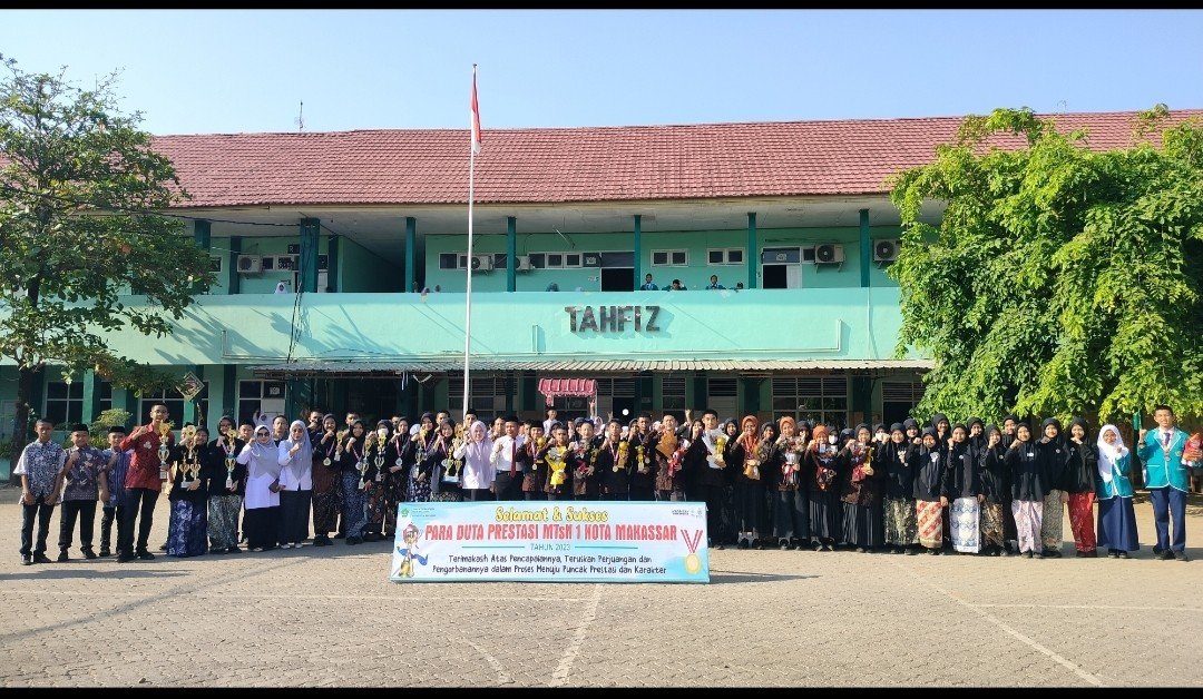 Upacara Bendera dan Penganugerahan Pin Kepada Duta Prestasi Siswa MTsN 1 Kota Makassar